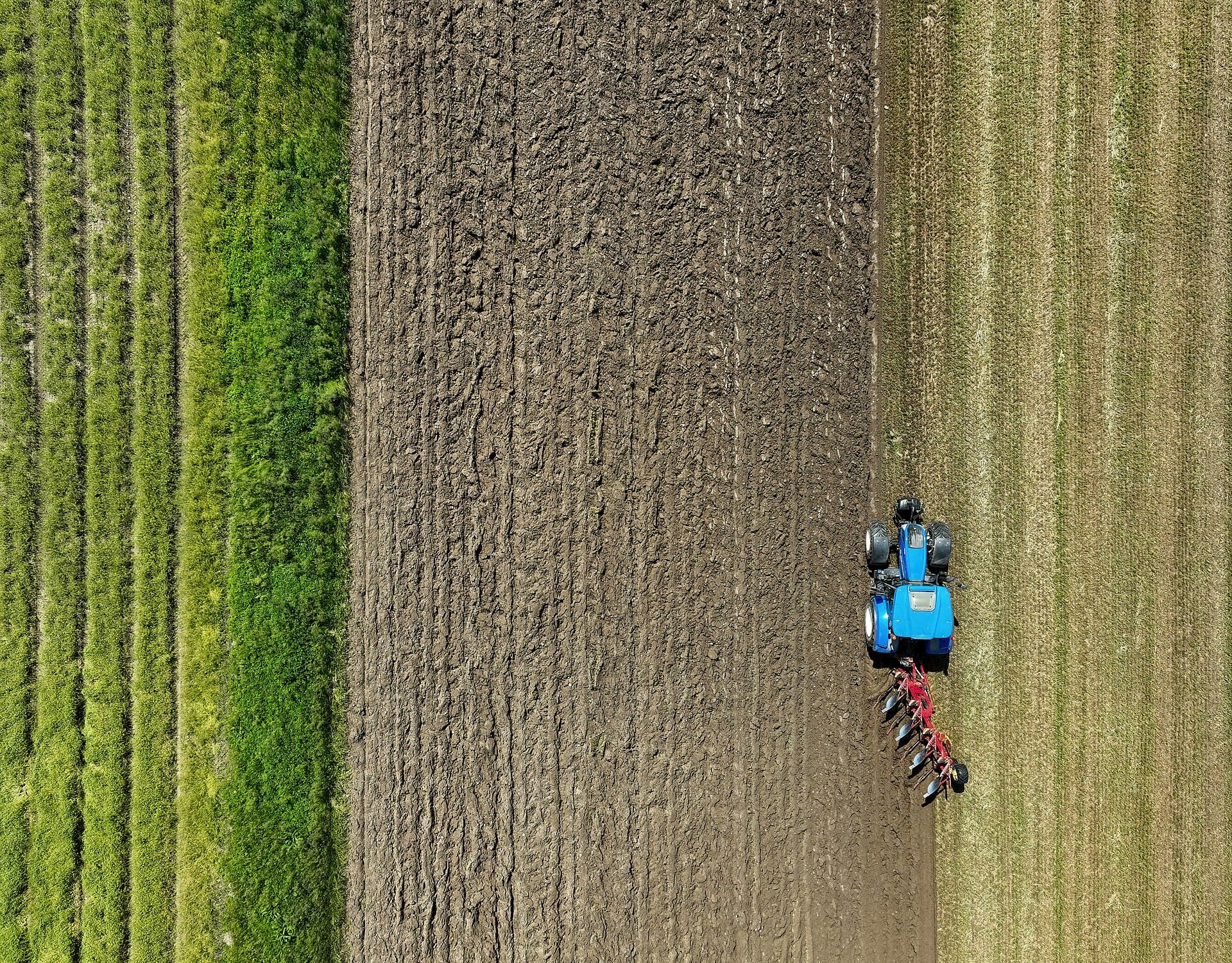 Moderan traktor u radu na njivi — PlugekS
